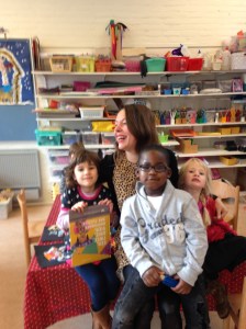 Hoofddoek van plezier- Reza met boek, Gerald, sophie en ik