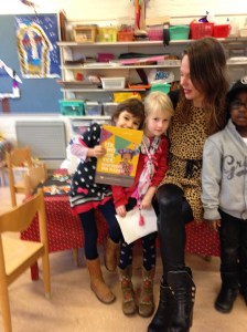 Reza met boek op de kop, Sophie, Gerlad en ik