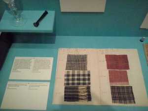 Stoffenstalen die men meebracht op het eerste deel (A'dam-Afrika) van de TAS-reis, om te peilen welke stoffen het meest in de smaak vielen bij Nigeriaanse slavenhandel. Afrikaanse modestoffen worden nog altijd gemaakt in Twente.